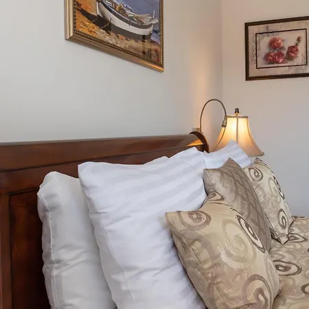 Queen Teuta Luxury Split