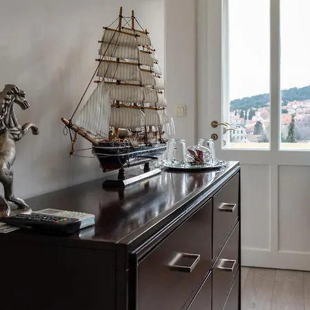 Queen Teuta Luxury سبليت