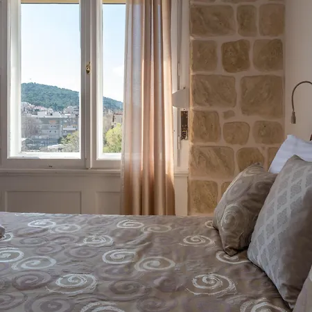 Queen Teuta Luxury Affittacamere 3*