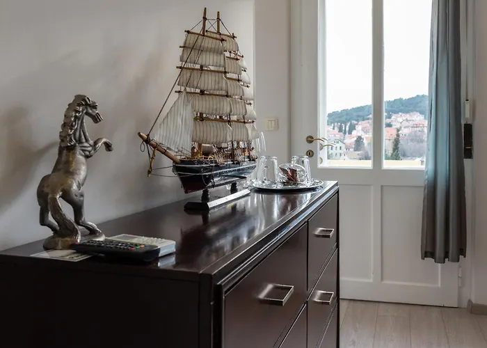 Queen Teuta Luxury Split