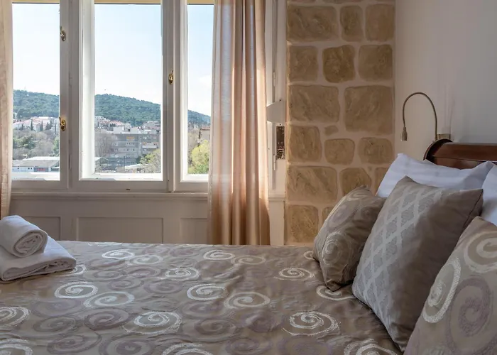 Queen Teuta Luxury Pensionat 3*