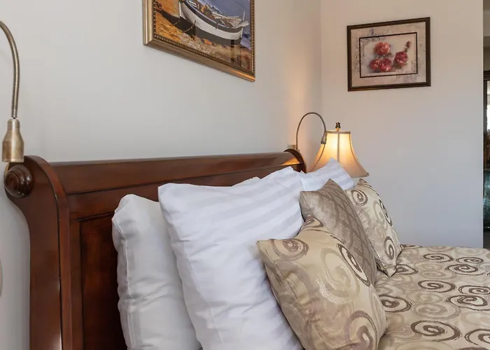 Queen Teuta Luxury Split