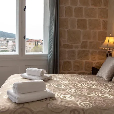 Queen Teuta Luxury 3* Split